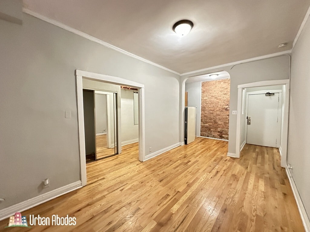 Building Photo - 515 W Melrose St