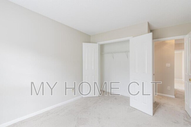 Building Photo - 12025 Brownestone View Dr