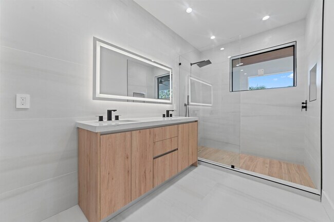 Building Photo - 1314 NE 13th Ave