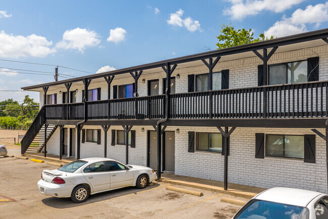 Building Photo - Oak Street Flats: Leasing Specials! Ranch ...