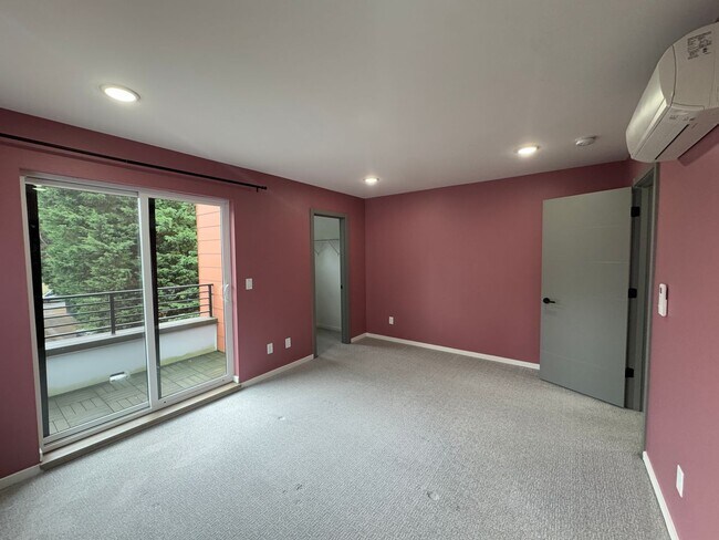 Building Photo - Luxury Townhouse in South Park