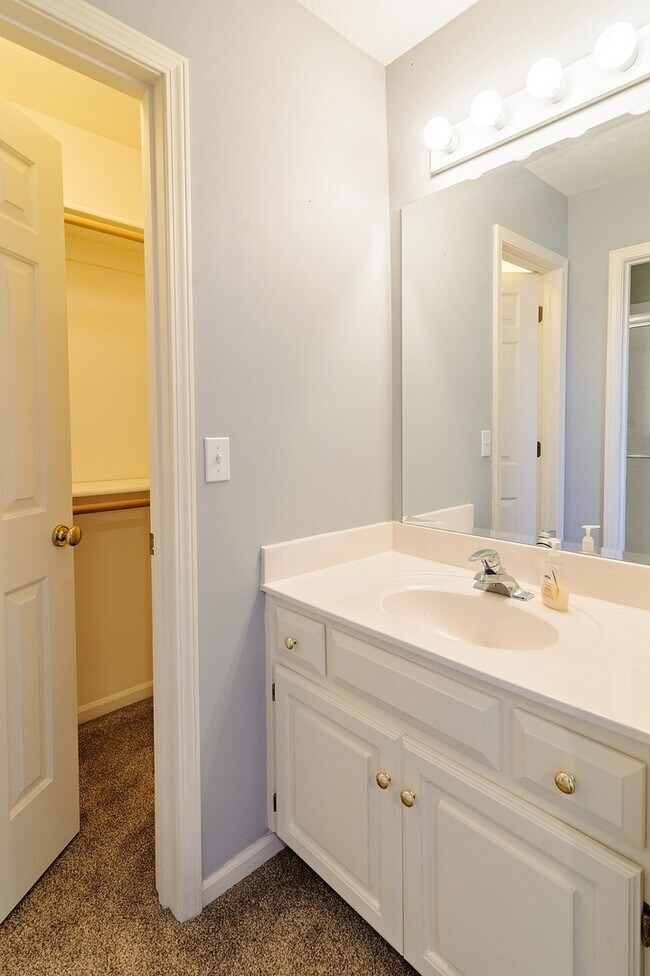 Building Photo - Gorgeous 4 Bedroom home in Blue Valley Schools