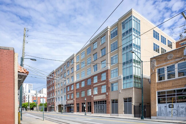 200 Street View - 200 Edgewood | Student Housing