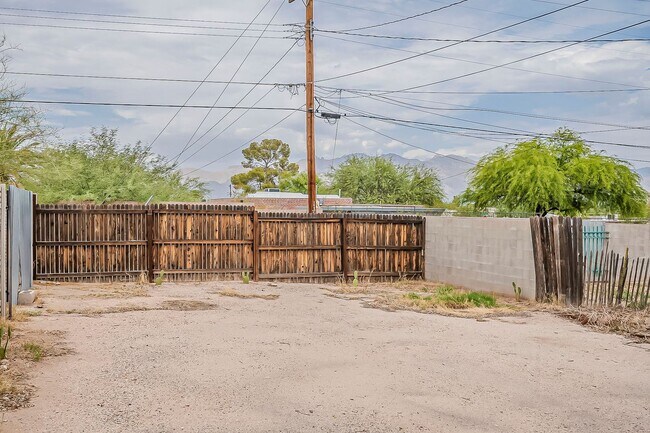 Building Photo - 1437 E Lester St