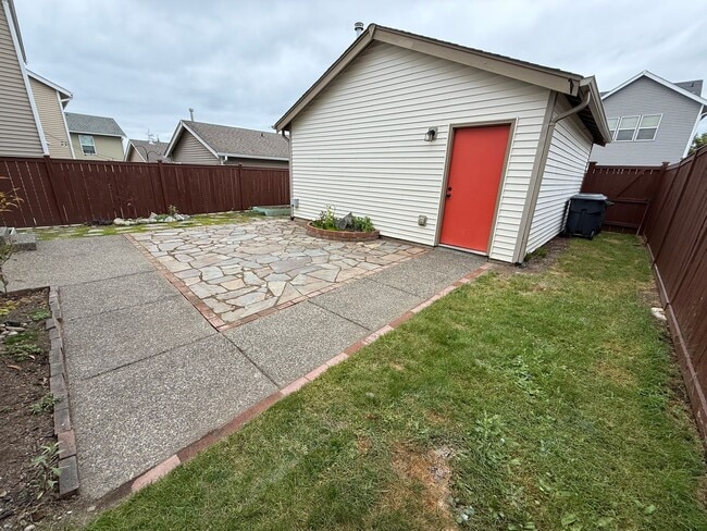 Building Photo - 3 Bedroom DuPont Home for Rent