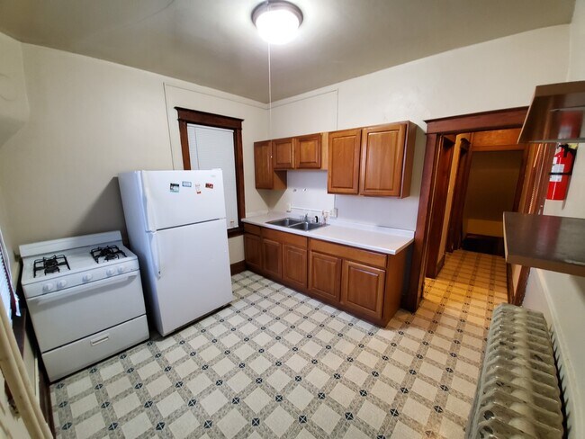 Building Photo - AVAILABLE NOW - Spread out in 3 level living!