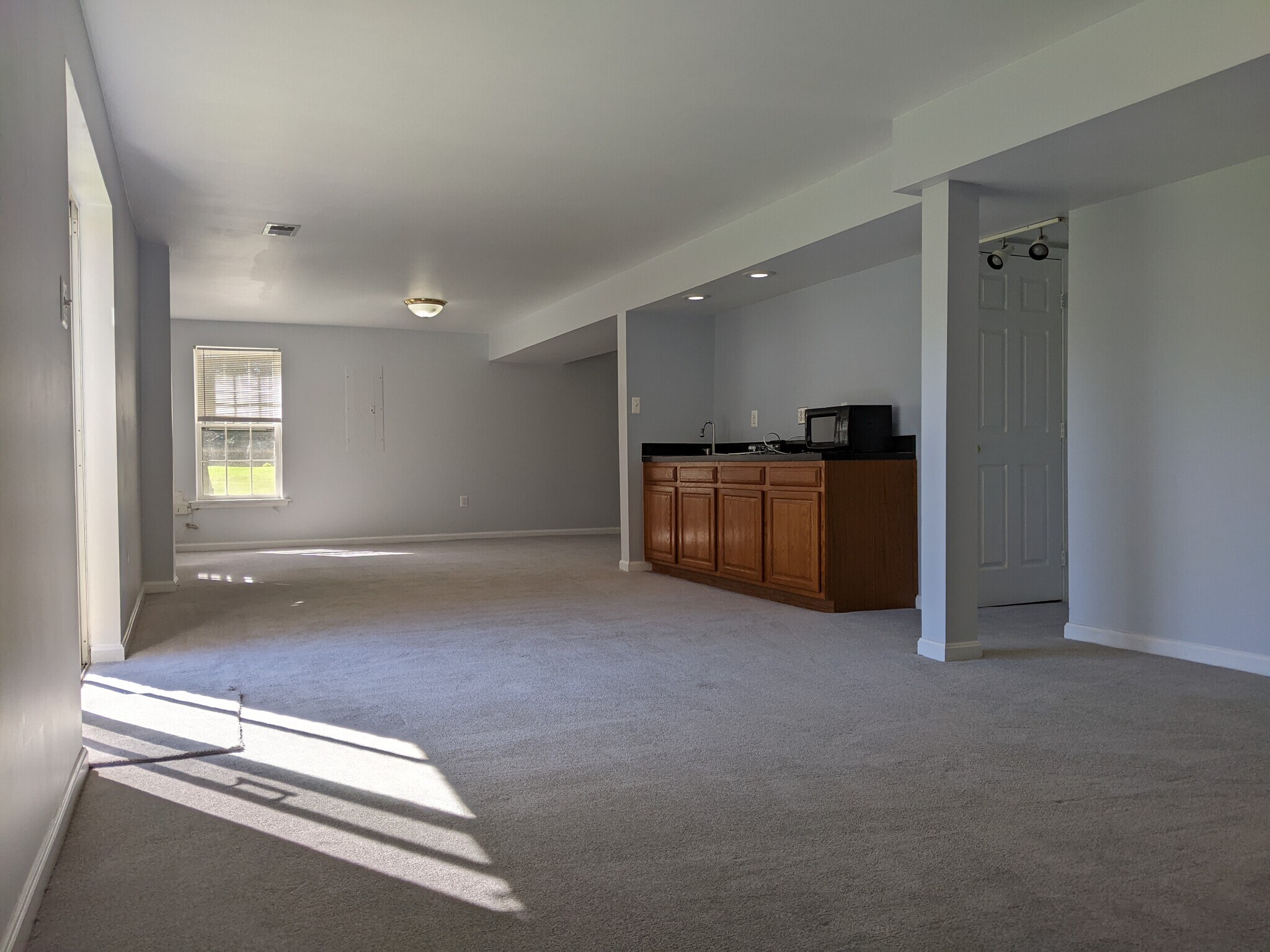 Main living area & wet bar - 3985 Pearlberry Ct
