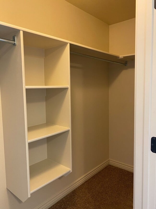 Building Photo - 2 bed 1.5 bath Lincoln Park Townhome!