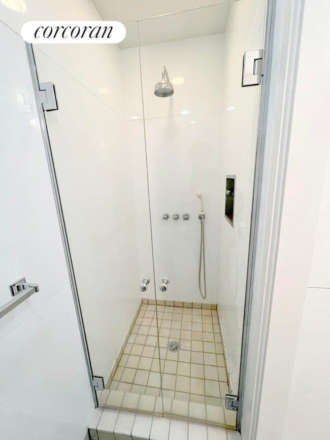 Building Photo - 155 W 82 St