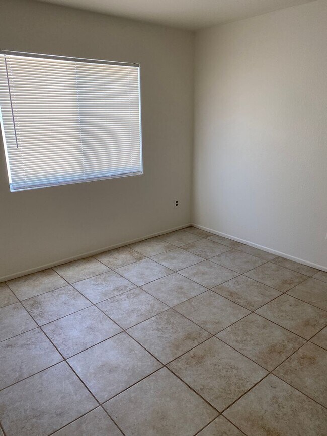 Building Photo - 4 BEDROOM ADELANTO HOME