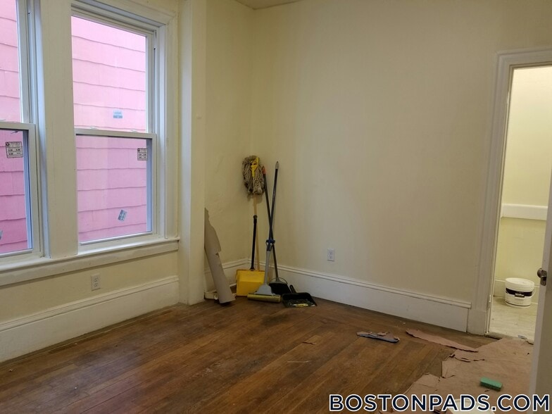 Building Photo - 81 Ruthven St