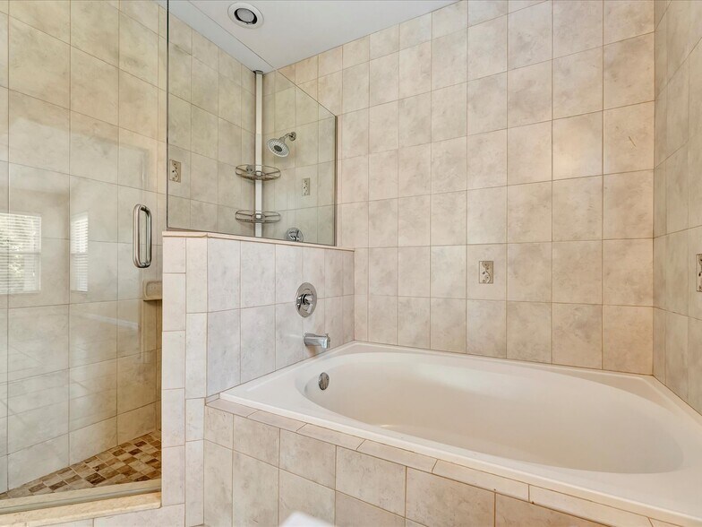 Master bath - 5105 39th St W
