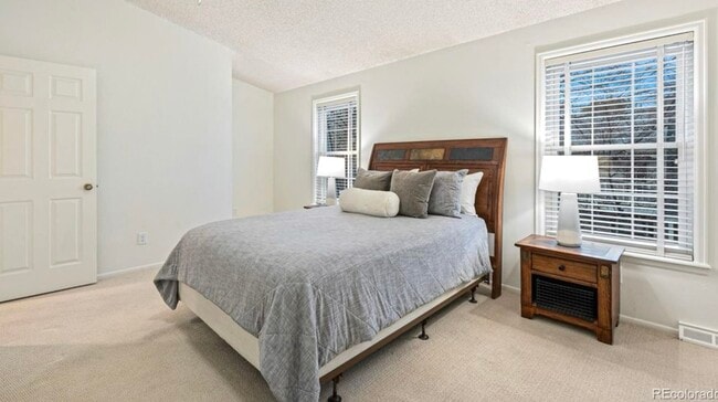 Building Photo - 7542 S Cove Cir