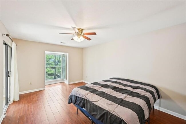 Building Photo - 2303 Pine Heights Dr NE