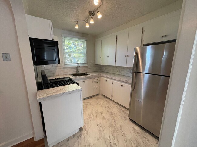 Building Photo - 4br/2ba house with fenced yard with detached garage