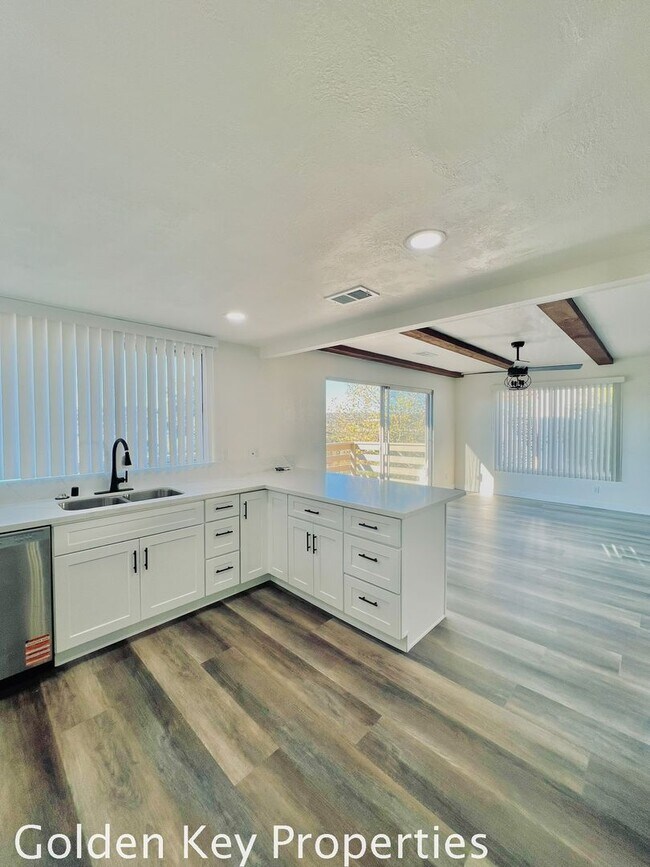 Building Photo - Welcome to this stunning duplex located in beautiful Bonsall!