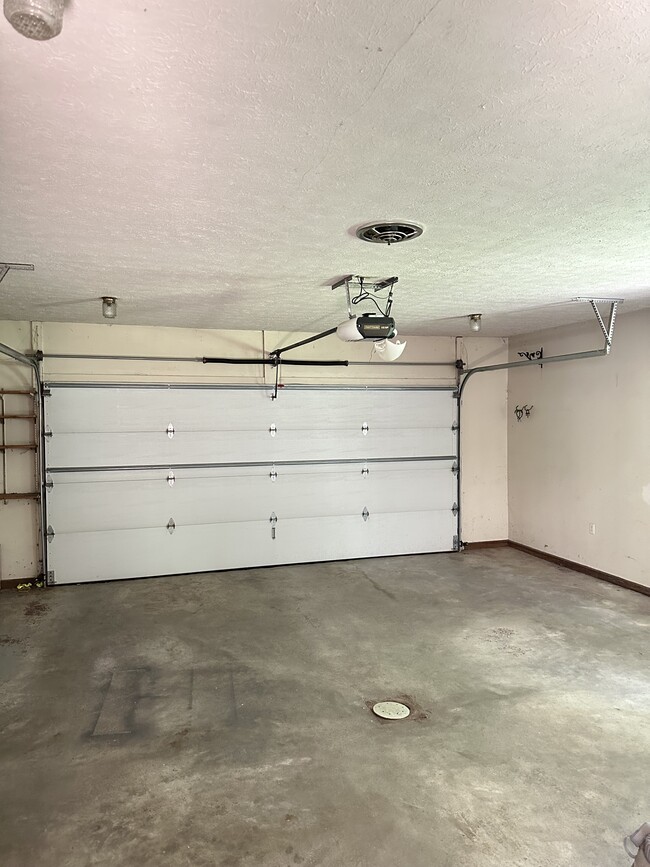 Building Photo - Deer Trail