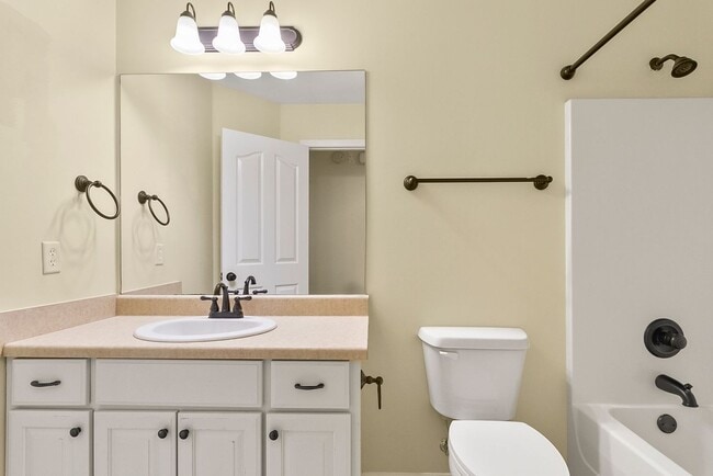 Building Photo - Nice 3 Bed 2 Bath Available in August! Book Your Tour Today!