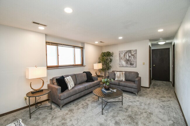 Building Photo - 4504 S Cliff Ave