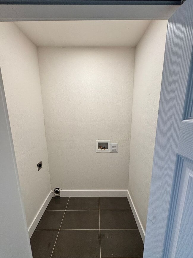 Building Photo - Freshly remodeled duplex available for rent!