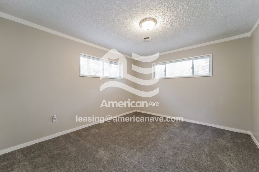 Building Photo - 2975 Lakewood Dr