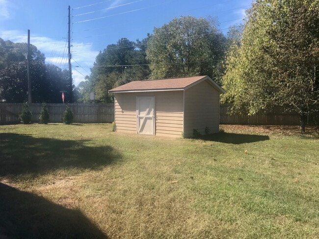 Building Photo - 201 Deerchase Dr