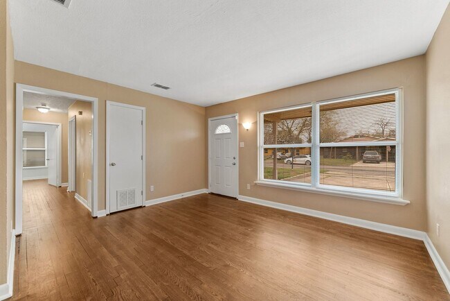 Building Photo - CRESTHAVEN HEIGHTS