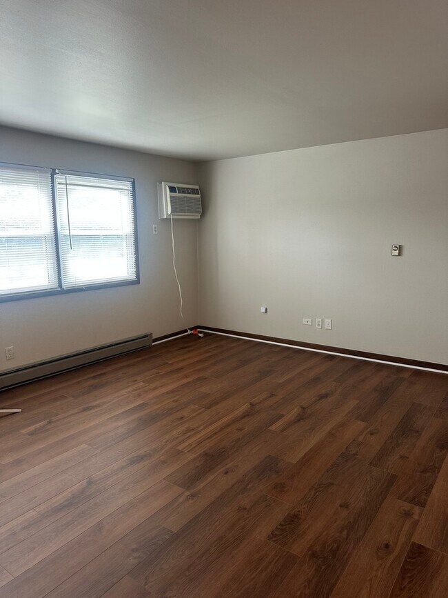 Building Photo - 1025 N Farnsworth Ave