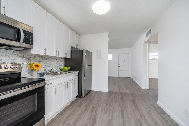 Building Photo - 2463 Coral Wy