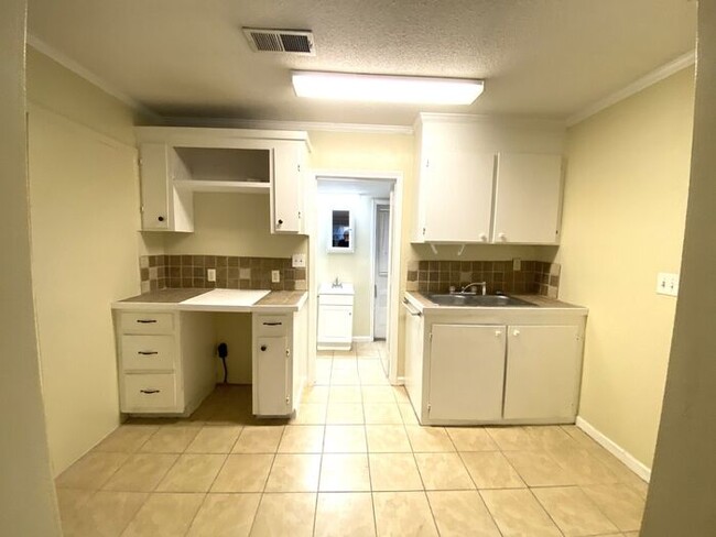 Building Photo - Cottage home, 5 minutes to Wrightsville Be...