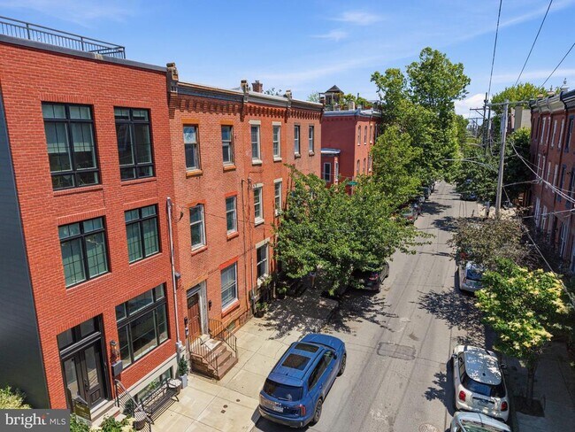 Building Photo - 2525 Brown St
