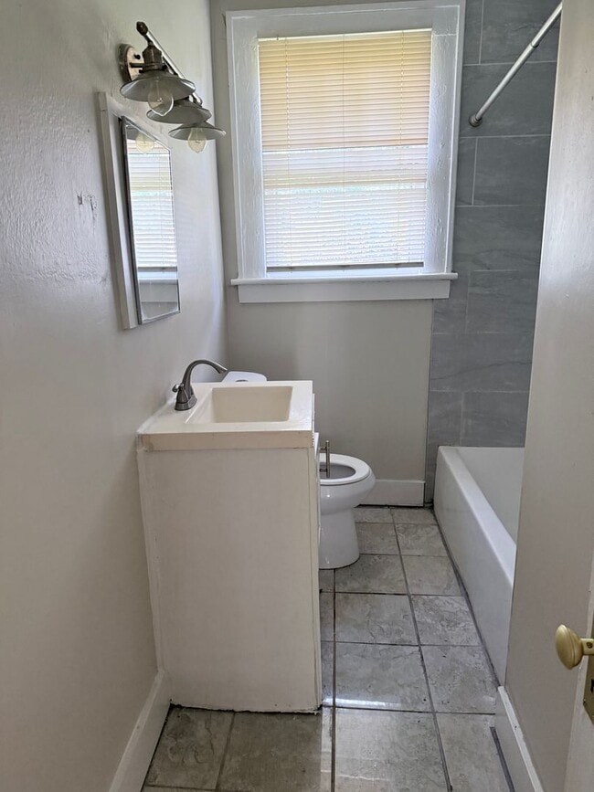 Building Photo - 3 Bed 1 Bath For Rent