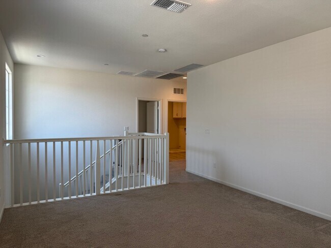 Building Photo - Beautiful 5 Bedroom, 3 Bathroom, 2800 Sqft...