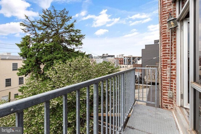 Building Photo - 1704 W Girard Ave