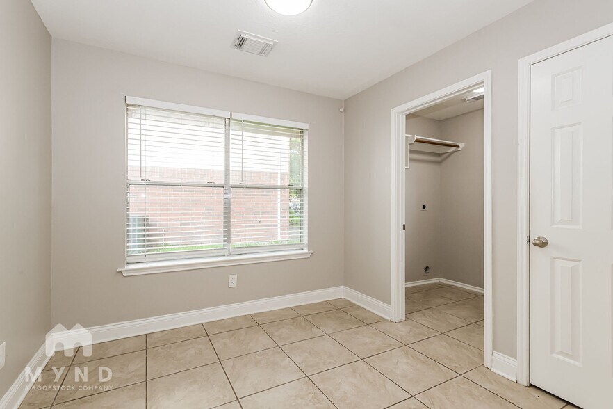 Building Photo - 12035 Thornecrest Dr