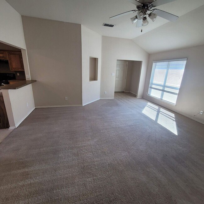 Building Photo - Clean North East Home - O'Conner & IH35