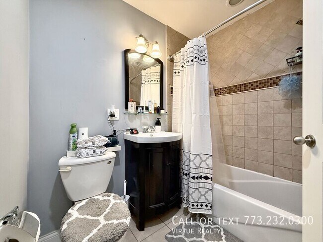 Building Photo - 5791 N Ridge Ave