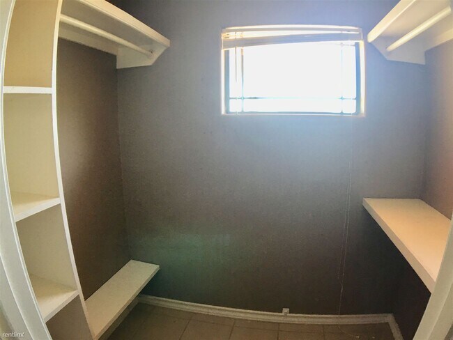 Building Photo - 2 br, 2.5 bath Townhome - 1206 W Fig Ave 2...