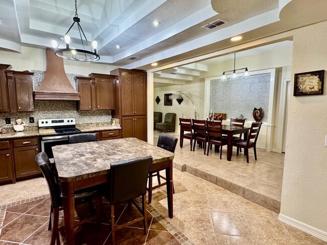 Building Photo - 111 Larga Vista Dr