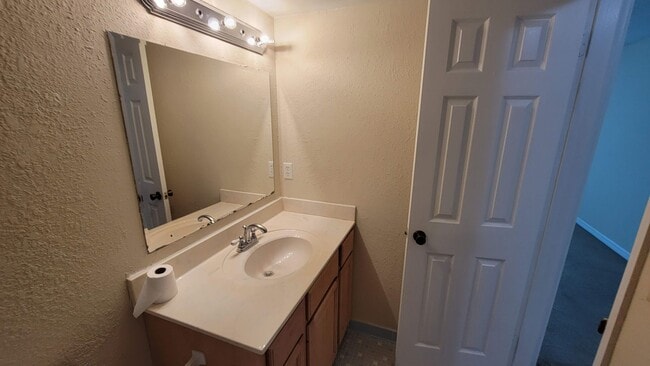 Building Photo - 611 W Oak Terrace Dr