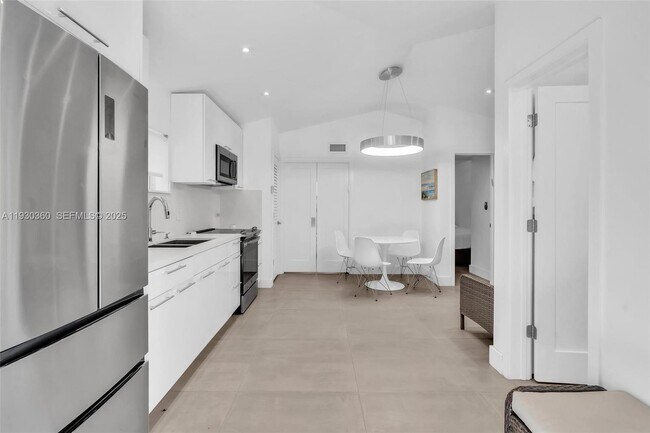 Building Photo - 836 W 40th St