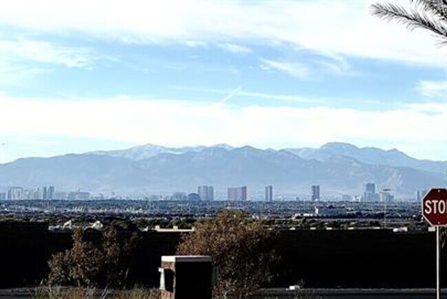 Building Photo - 3 Bedroom 2.5 Bathroom Townhome - Pet Friendly.