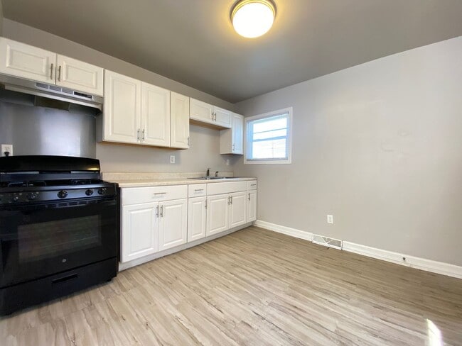 Building Photo - 3 Bedroom Home In Gary