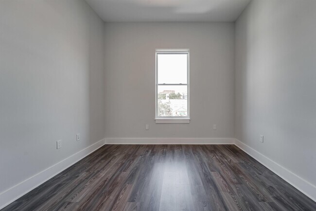 Building Photo - 660 Grand St