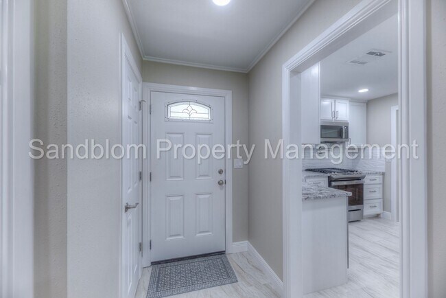 Building Photo - For Lease | Holiday Hills | $2000 Rent Ava...