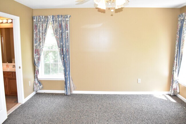 Building Photo - A Great South Stafford Location!