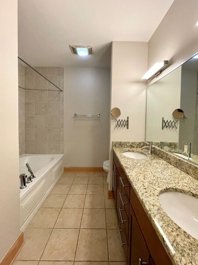 Building Photo - Luxury Top-Floor Condo for Rent