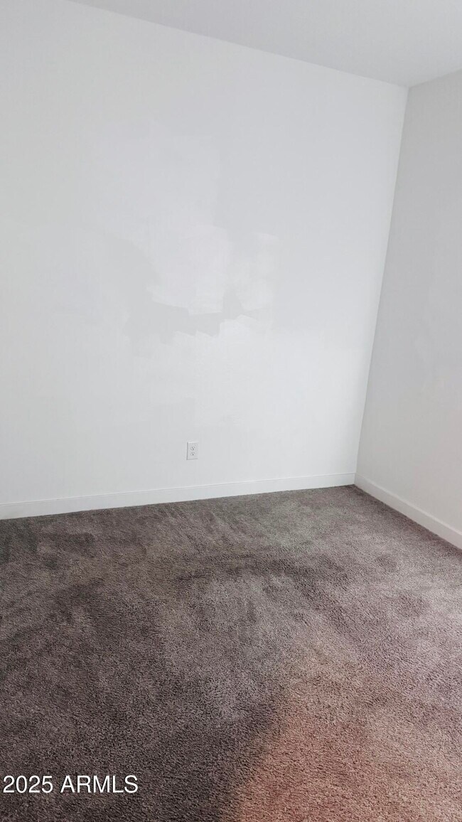 Building Photo - 9118 W Sells Dr