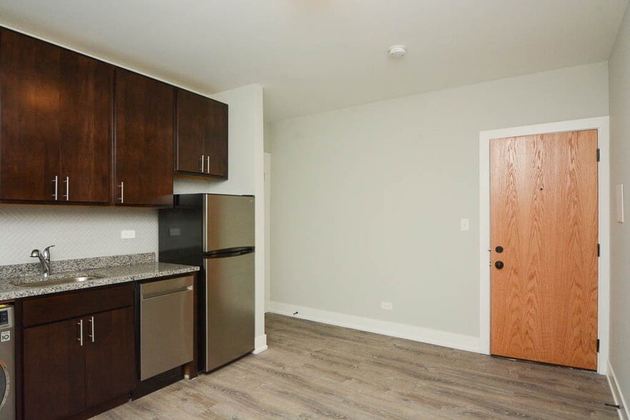 Building Photo - 533 W Belden Ave