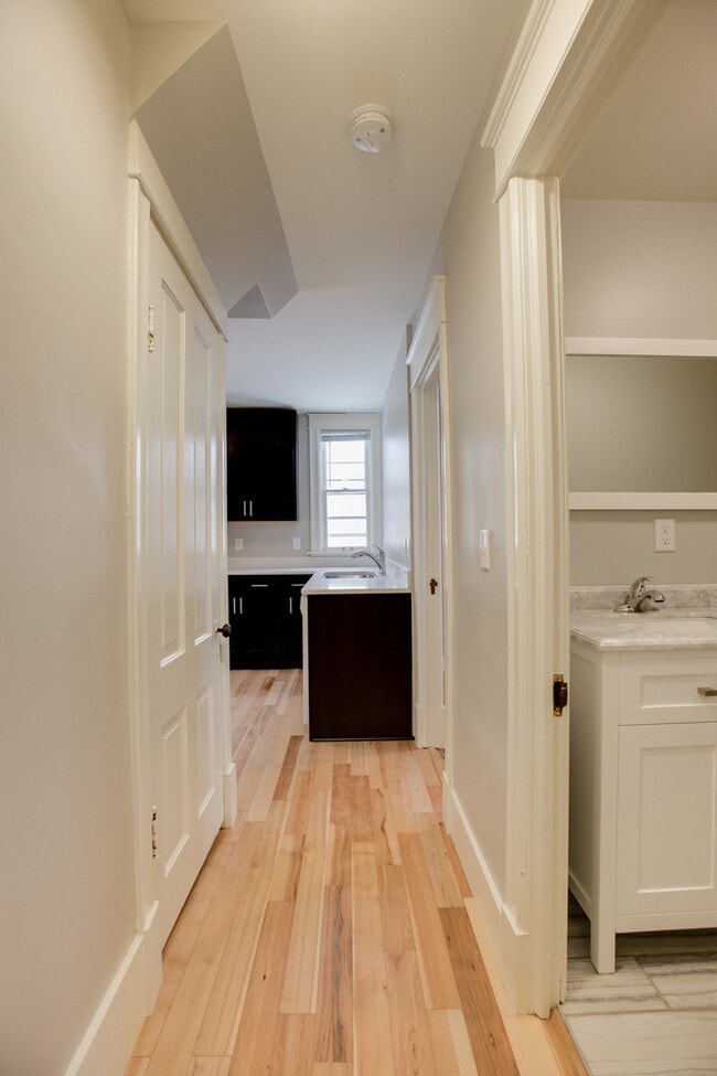 Building Photo - 4BD 2BA House. Refurbished, large house, great location available JUNE 1ST.